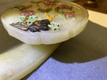 Un sceptre 'ruyi' en pierre dure incrust&eacute;e, Chine, 19&egrave;me/20&egrave;me